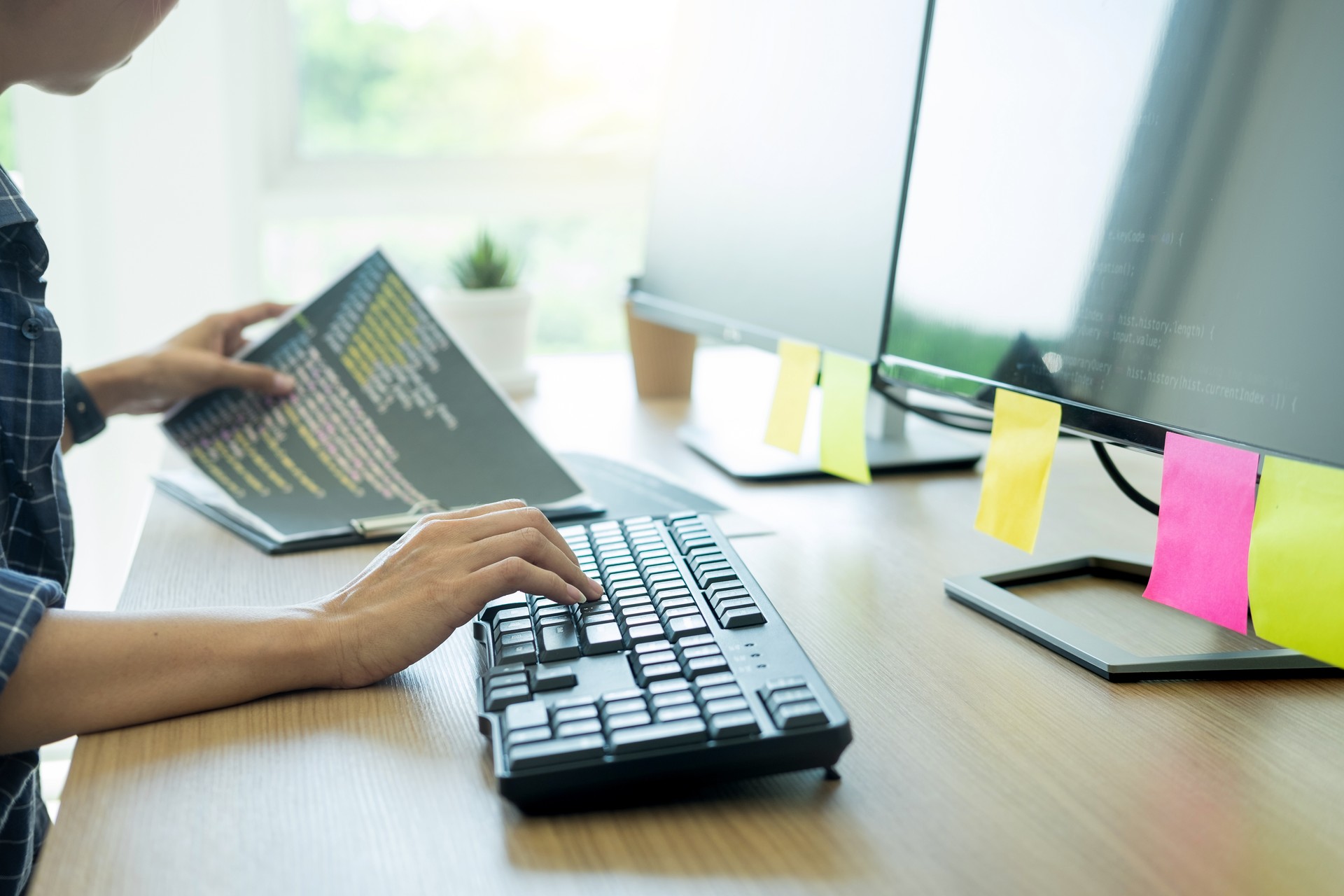 Mittelteil der Geschäftsfrau mit Computer auf Schreibtisch im Büro